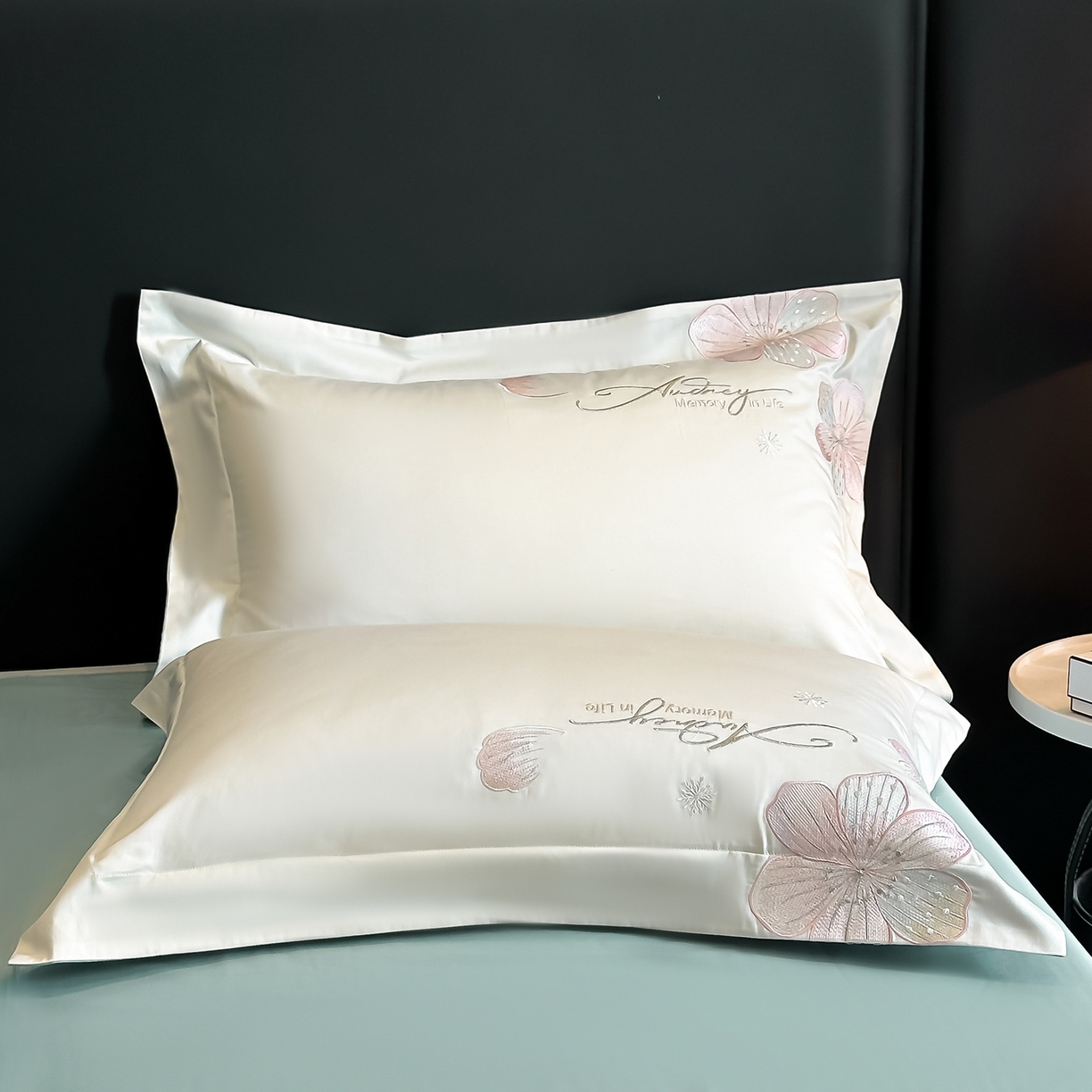 91家纺网 家纺一手货源 找家纺 置顶家纺 2025新款花漾亲肤刺绣系列四件套 花漾-白+繁星蓝