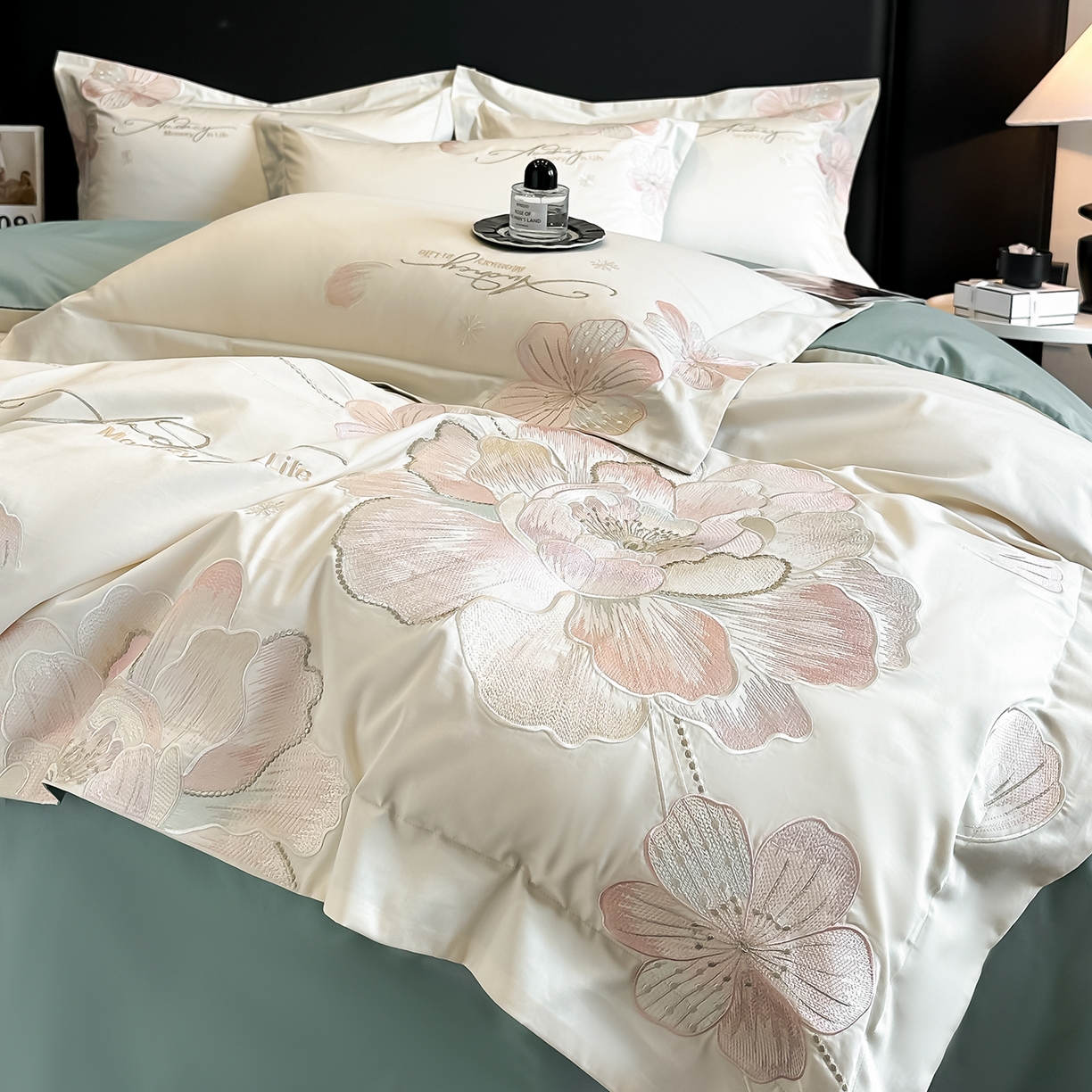 91家纺网 家纺一手货源 找家纺 置顶家纺 2025新款花漾亲肤刺绣系列四件套 花漾-白+繁星蓝