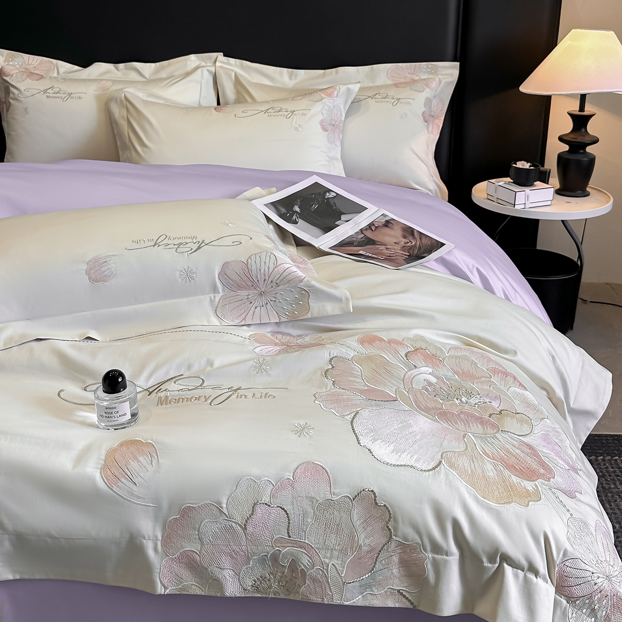 91家纺网 家纺一手货源 找家纺 置顶家纺 2025新款花漾亲肤刺绣系列四件套 花漾-奶白+香芋紫