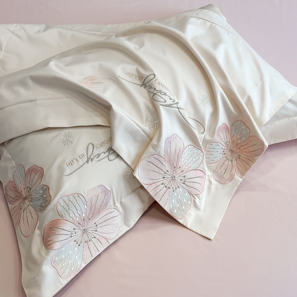 91家纺网 家纺一手货源 找家纺 置顶家纺 2025新款花漾亲肤刺绣系列四件套 花漾-奶白+玉粉