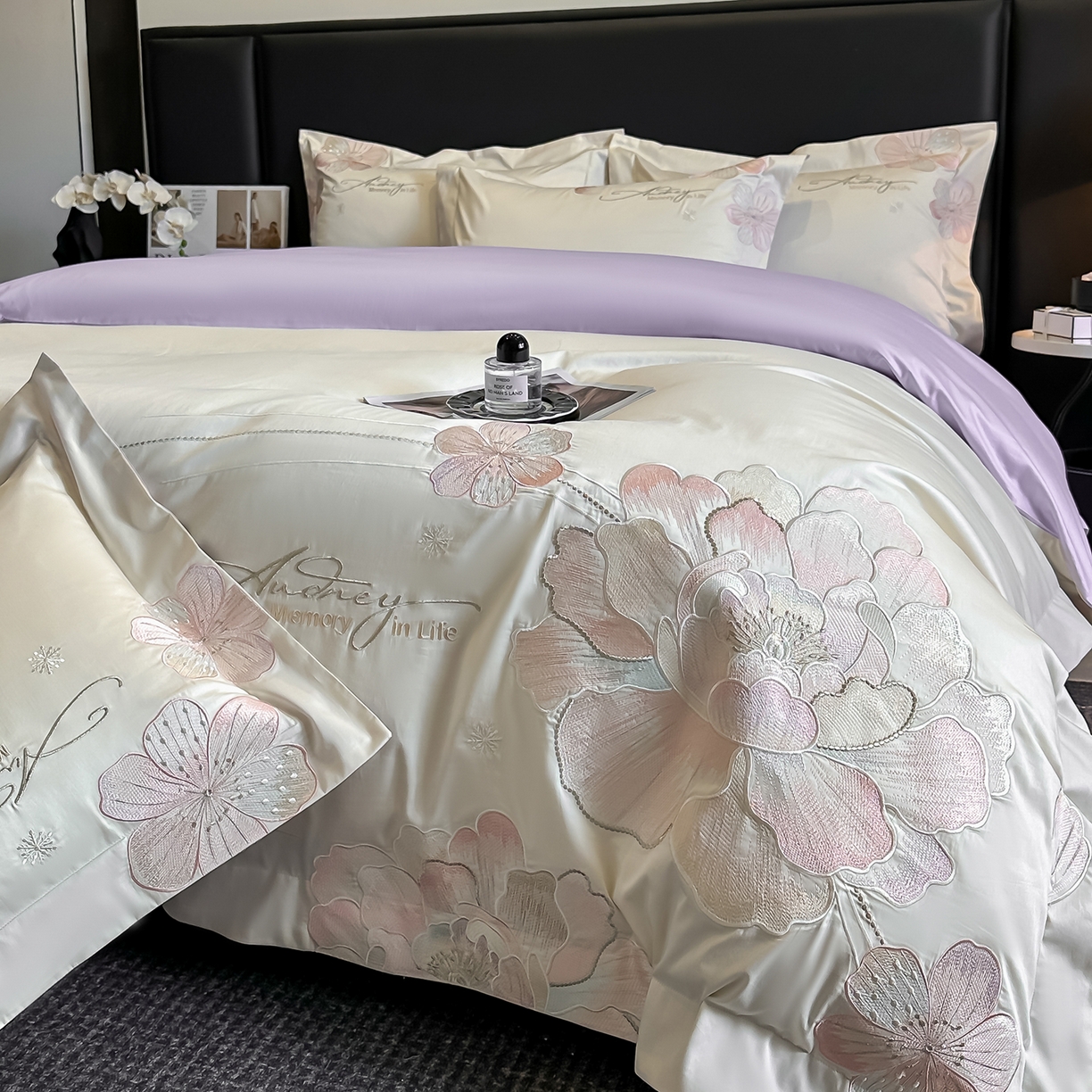 91家纺网 家纺一手货源 找家纺 置顶家纺 2025新款花漾亲肤刺绣系列四件套 花漾-奶白+香芋紫