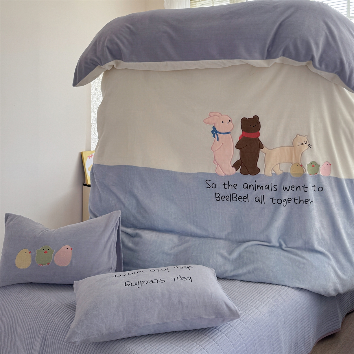 91家纺网 家纺一手货源 找家纺 （总）暖生活 2025新款牛奶绒贴布绣工艺款床盖四件套 （会员-5元）