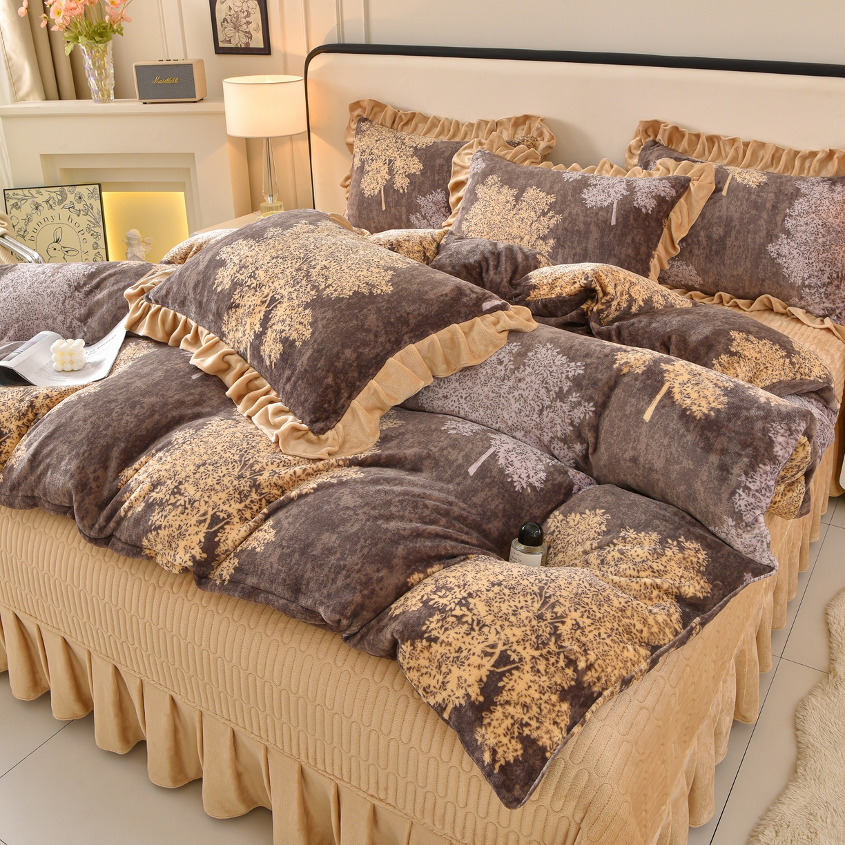 91家纺网 家纺一手货源 找家纺 （总）赫本 2025新品8斤爆品牛奶绒四件套床裙款金雕绒法莱绒四套件