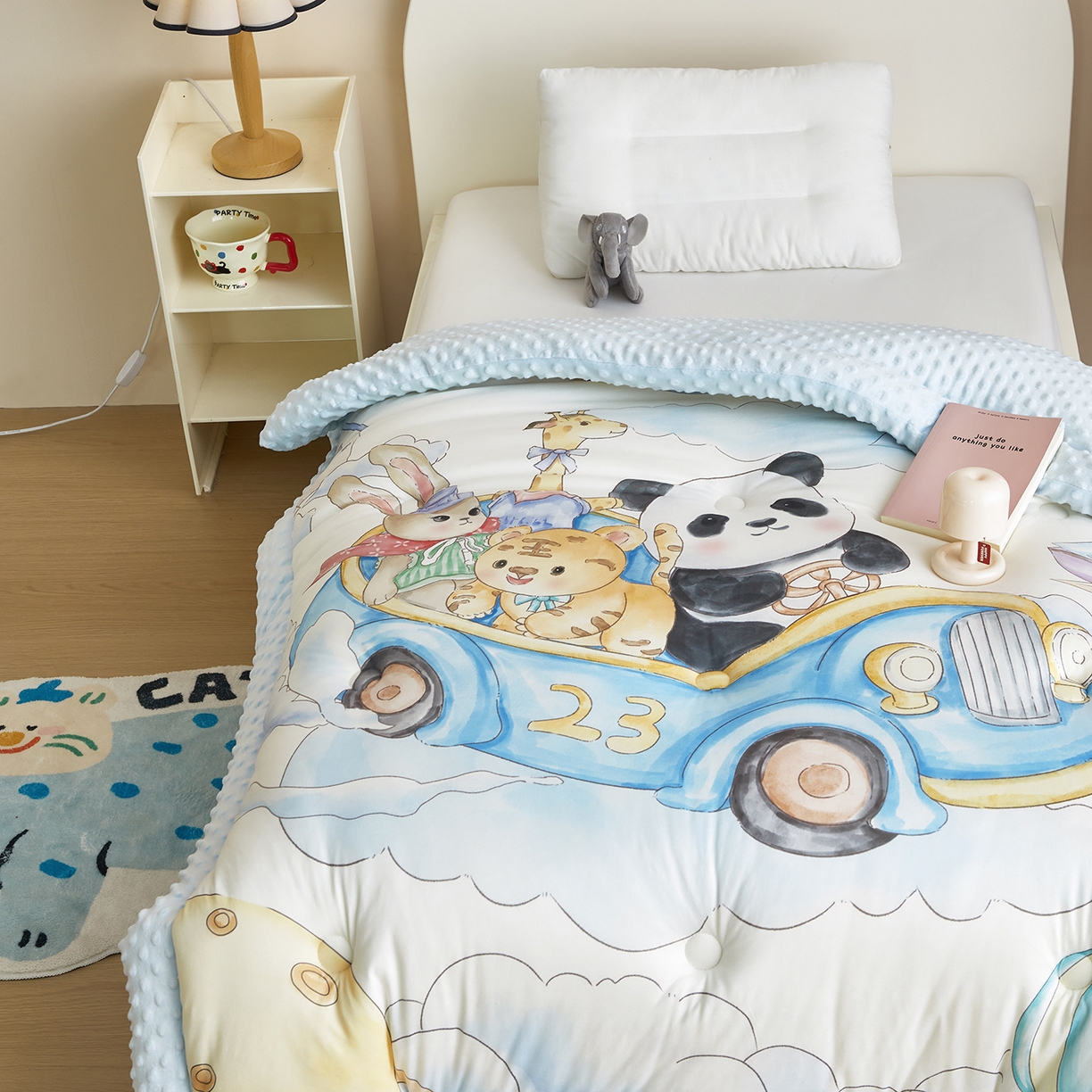 91家纺网 家纺一手货源 找家纺 荷马之梦 2025新款针织棉数码印花大版手绘原创豆豆绒被芯儿童被子春秋被冬被-梦境系列 梦境-跑跑小熊猫