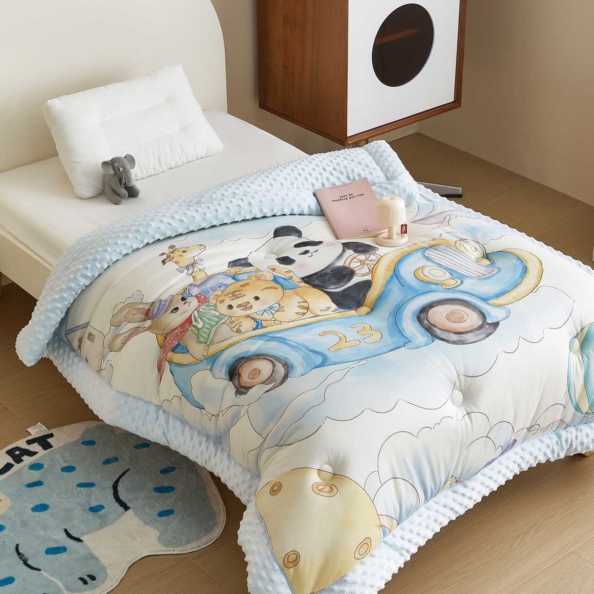 91家纺网 家纺一手货源 找家纺 荷马之梦 2025新款针织棉数码印花大版手绘原创豆豆绒被芯儿童被子春秋被冬被-梦境系列 梦境-跑跑小熊猫