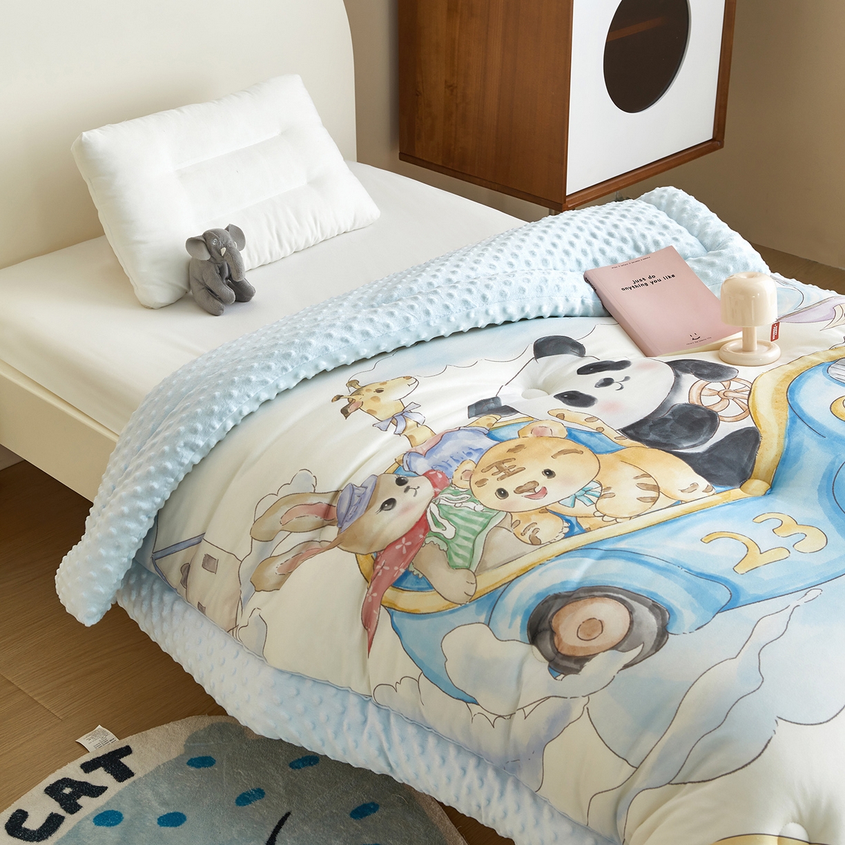 91家纺网 家纺一手货源 找家纺 荷马之梦 2025新款针织棉数码印花大版手绘原创豆豆绒被芯儿童被子春秋被冬被-梦境系列 梦境-跑跑小熊猫