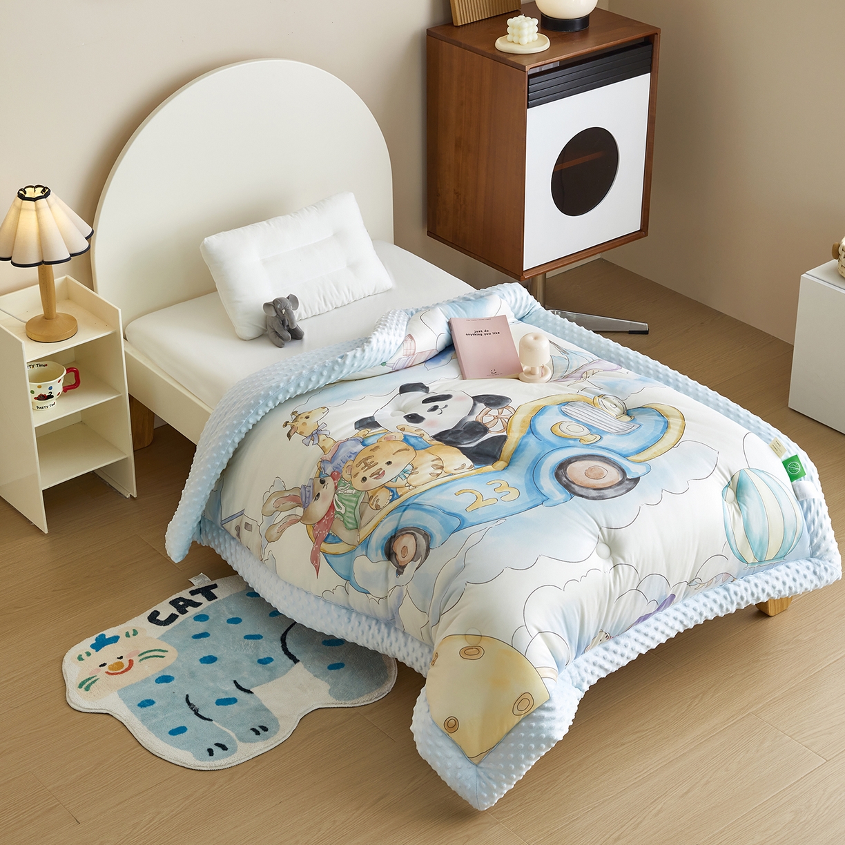 91家纺网 家纺一手货源 找家纺 荷马之梦 2025新款针织棉数码印花大版手绘原创豆豆绒被芯儿童被子春秋被冬被-梦境系列 梦境-跑跑小熊猫