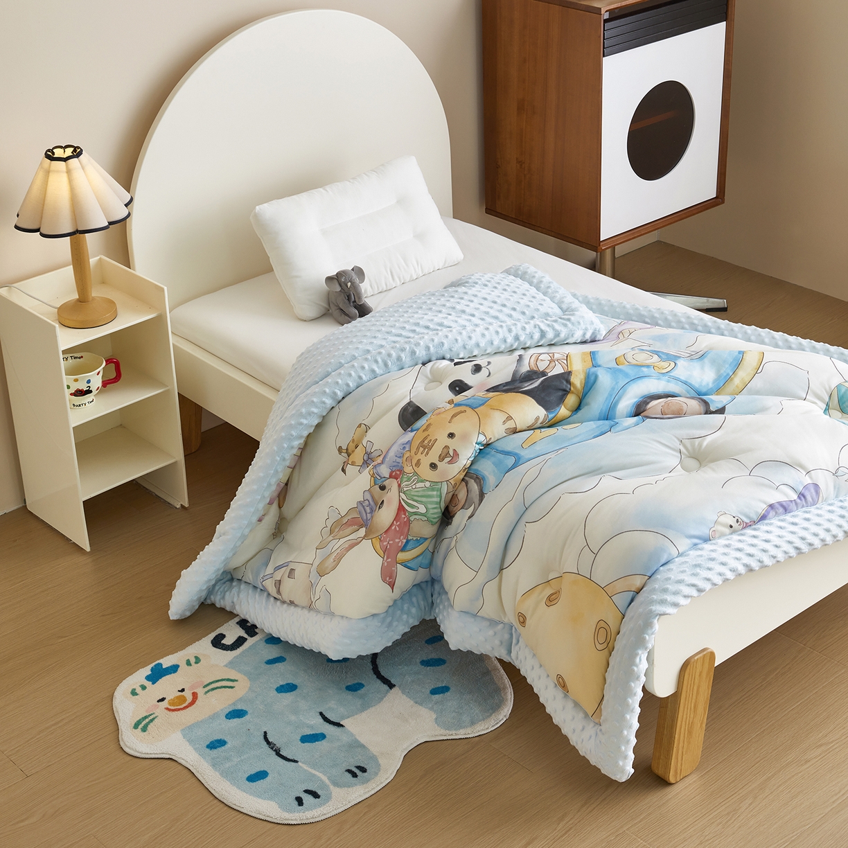 91家纺网 家纺一手货源 找家纺 荷马之梦 2025新款针织棉数码印花大版手绘原创豆豆绒被芯儿童被子春秋被冬被-梦境系列 梦境-跑跑小熊猫