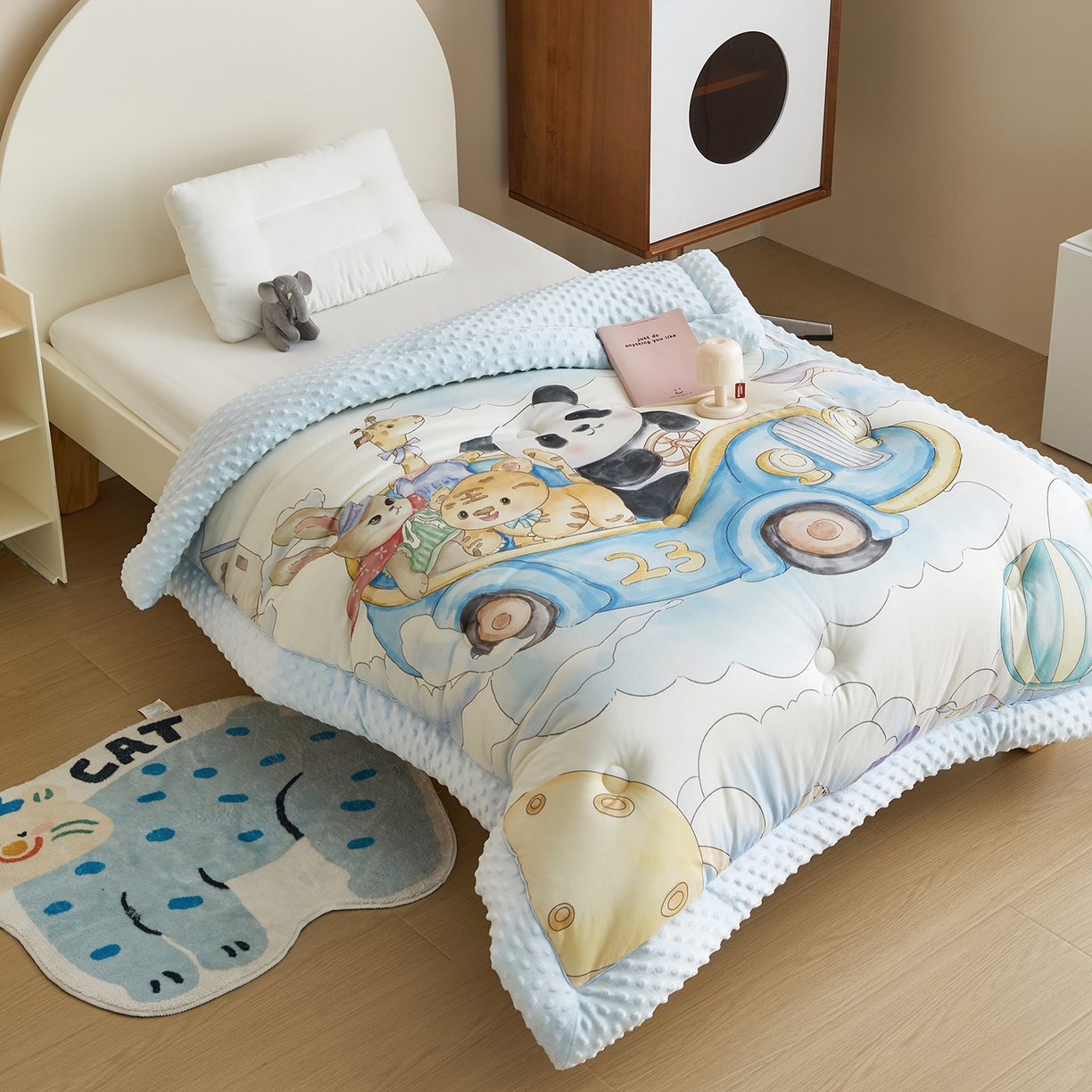 91家纺网 家纺一手货源 找家纺 荷马之梦 2025新款针织棉数码印花大版手绘原创豆豆绒被芯儿童被子春秋被冬被-梦境系列 梦境-跑跑小熊猫