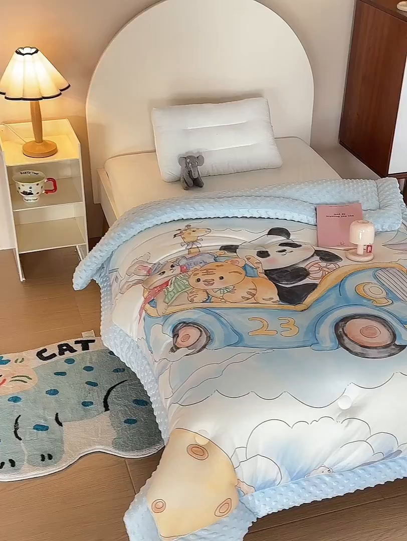 91家纺网 家纺一手货源 找家纺 荷马之梦 2025新款针织棉数码印花大版手绘原创豆豆绒被芯儿童被子春秋被冬被-梦境系列 梦境-跑跑小熊猫