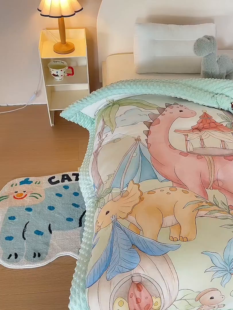 91家纺网 家纺一手货源 找家纺 荷马之梦 2025新款针织棉数码印花大版手绘原创豆豆绒被芯儿童被子春秋被冬被-梦境系列 梦境-侏罗纪日记