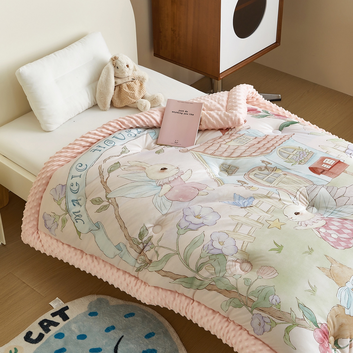 91家纺网 家纺一手货源 找家纺 荷马之梦 2025新款针织棉数码印花大版手绘原创豆豆绒被芯儿童被子春秋被冬被-梦境系列 梦境-精灵兔之屋