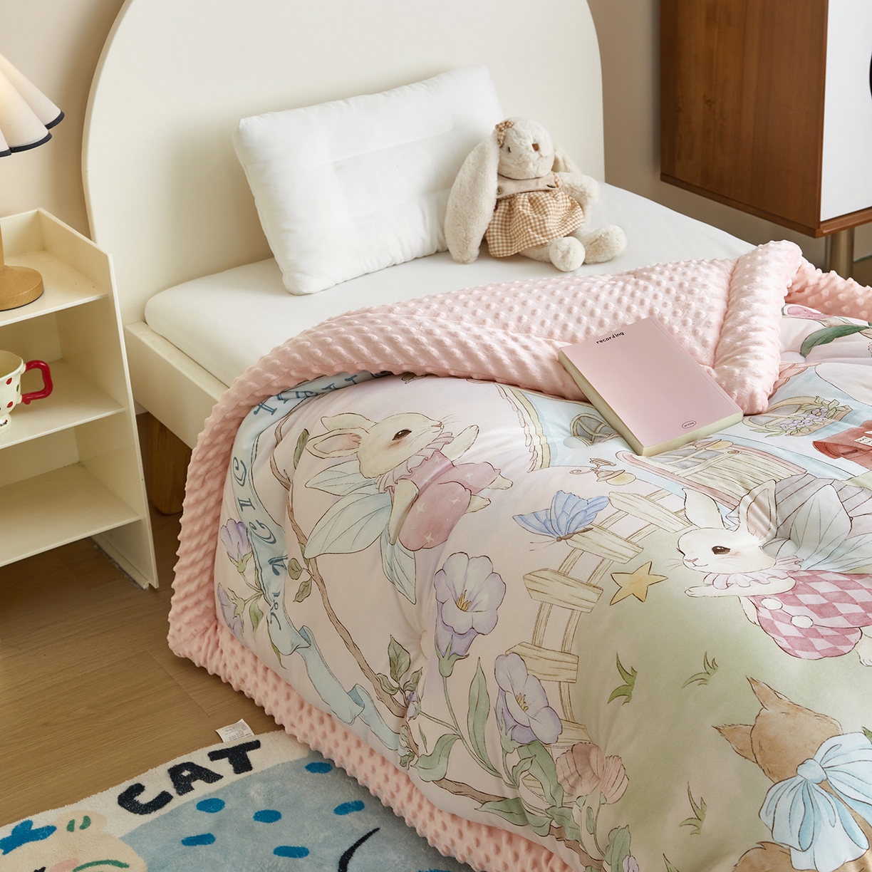 91家纺网 家纺一手货源 找家纺 荷马之梦 2025新款针织棉数码印花大版手绘原创豆豆绒被芯儿童被子春秋被冬被-梦境系列 梦境-精灵兔之屋