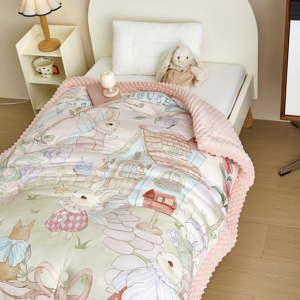 91家纺网 家纺一手货源 找家纺 荷马之梦 2025新款针织棉数码印花大版手绘原创豆豆绒被芯儿童被子春秋被冬被-梦境系列 梦境-精灵兔之屋