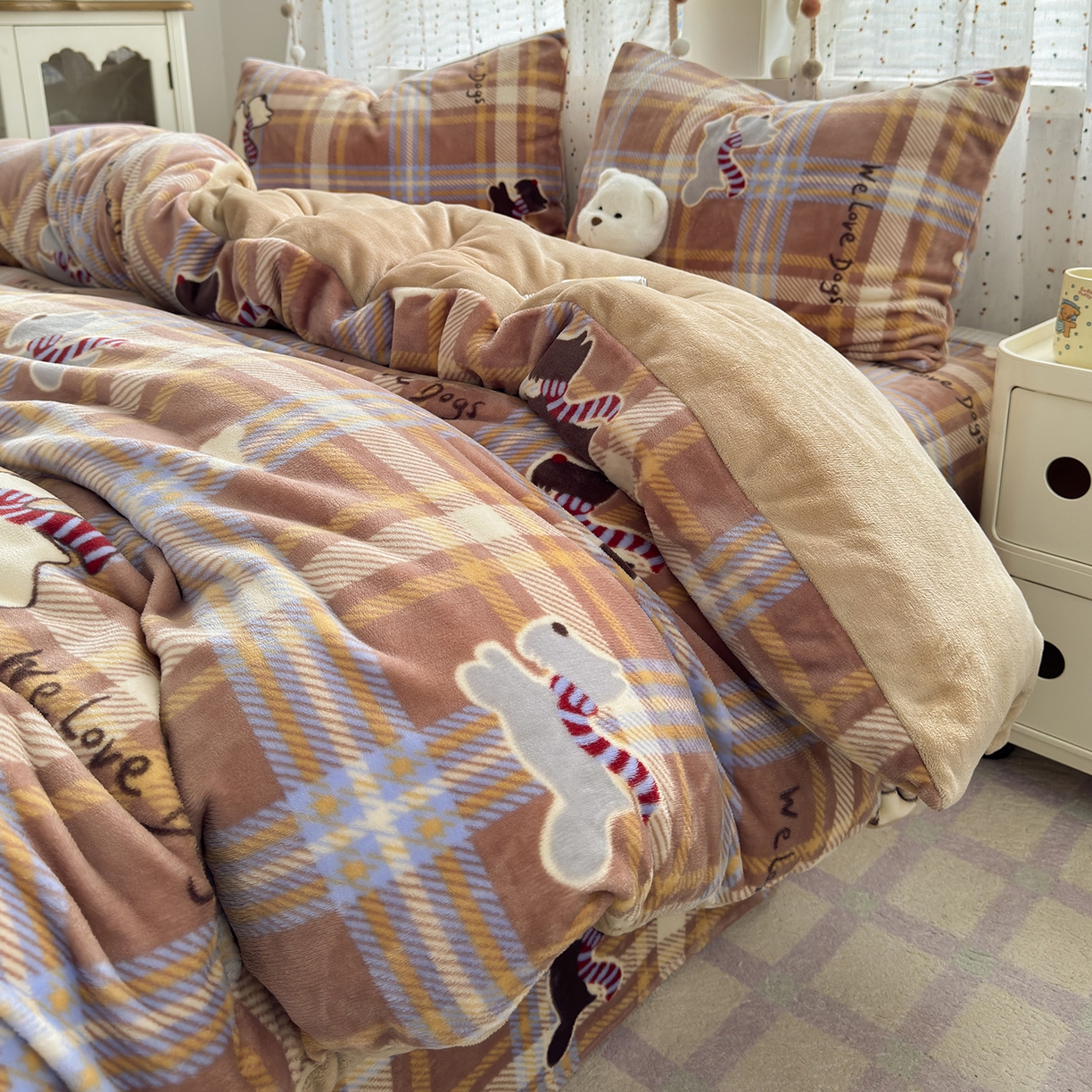 91家纺网 家纺一手货源 找家纺 沐芷 2025加厚A类牛奶绒被套被罩高克重加厚珊瑚绒四件套卡通简约加绒单被套 【绒】围脖咖咖