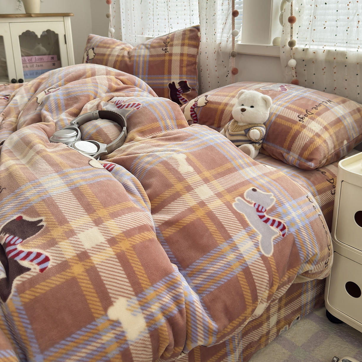 91家纺网 家纺一手货源 找家纺 沐芷 2025加厚A类牛奶绒被套被罩高克重加厚珊瑚绒四件套卡通简约加绒单被套 【绒】围脖咖咖