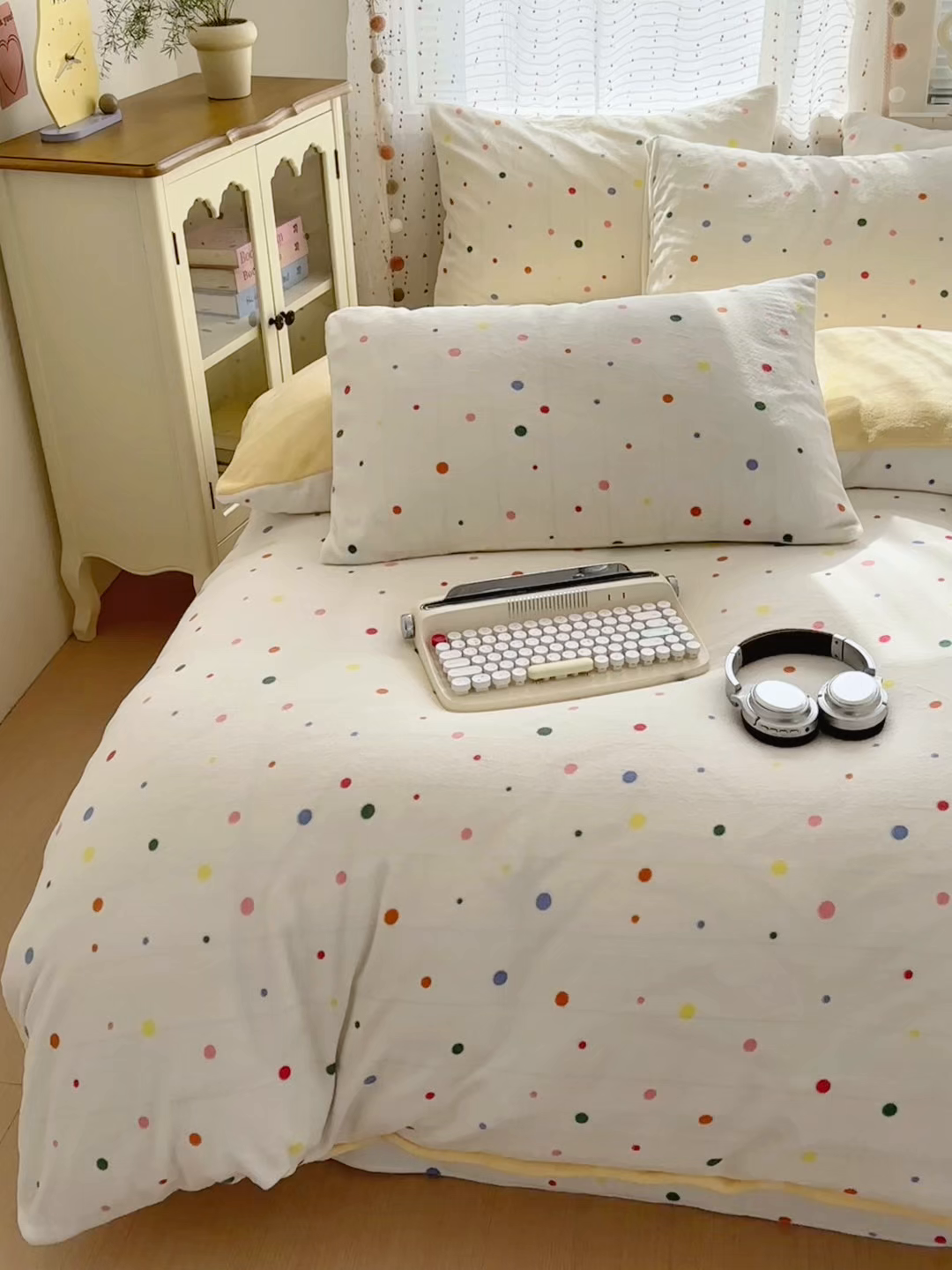91家纺网 家纺一手货源 找家纺 沐芷 2025加厚A类牛奶绒被套被罩高克重加厚珊瑚绒四件套卡通简约加绒单被套 【绒】彩色波点