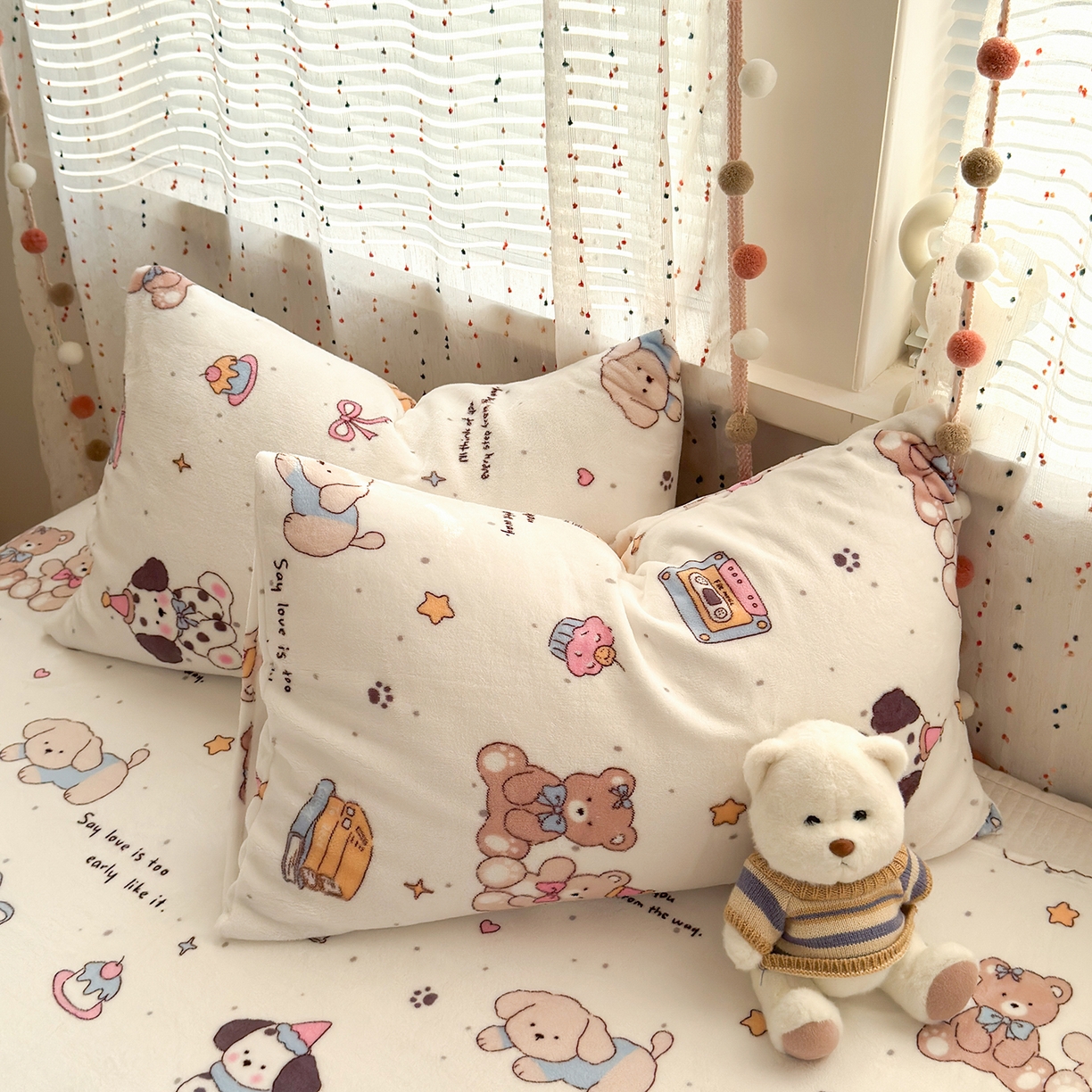 91家纺网 家纺一手货源 找家纺 沐芷 2025加厚A类牛奶绒被套被罩高克重加厚珊瑚绒四件套卡通简约加绒单被套 【绒】磁带熊仔