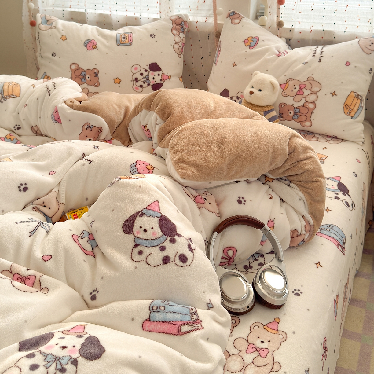 91家纺网 家纺一手货源 找家纺 沐芷 2025加厚A类牛奶绒被套被罩高克重加厚珊瑚绒四件套卡通简约加绒单被套 【绒】磁带熊仔