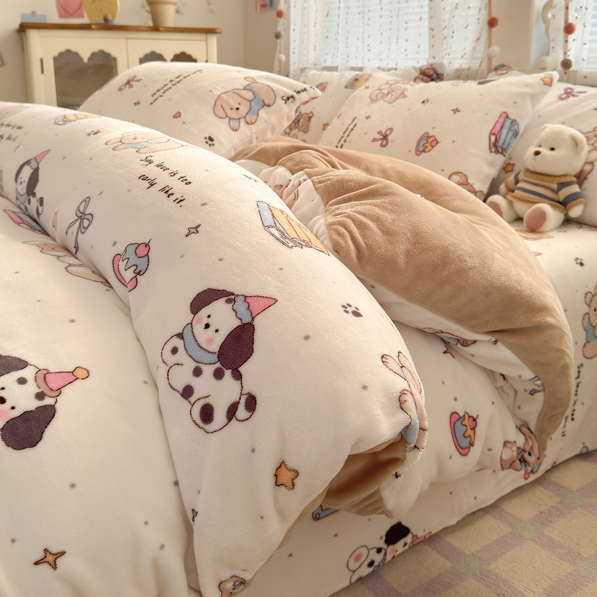 91家纺网 家纺一手货源 找家纺 沐芷 2025加厚A类牛奶绒被套被罩高克重加厚珊瑚绒四件套卡通简约加绒单被套 【绒】磁带熊仔