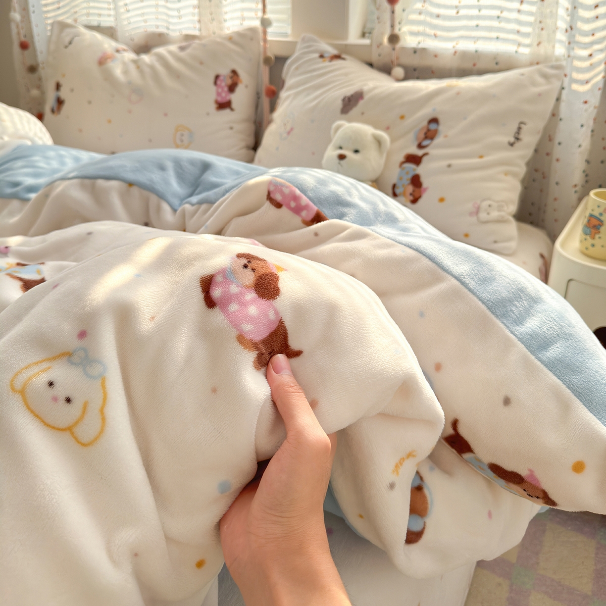 91家纺网 家纺一手货源 找家纺 沐芷 2025加厚A类牛奶绒被套被罩高克重加厚珊瑚绒四件套卡通简约加绒单被套 【绒】腊肠狗联盟