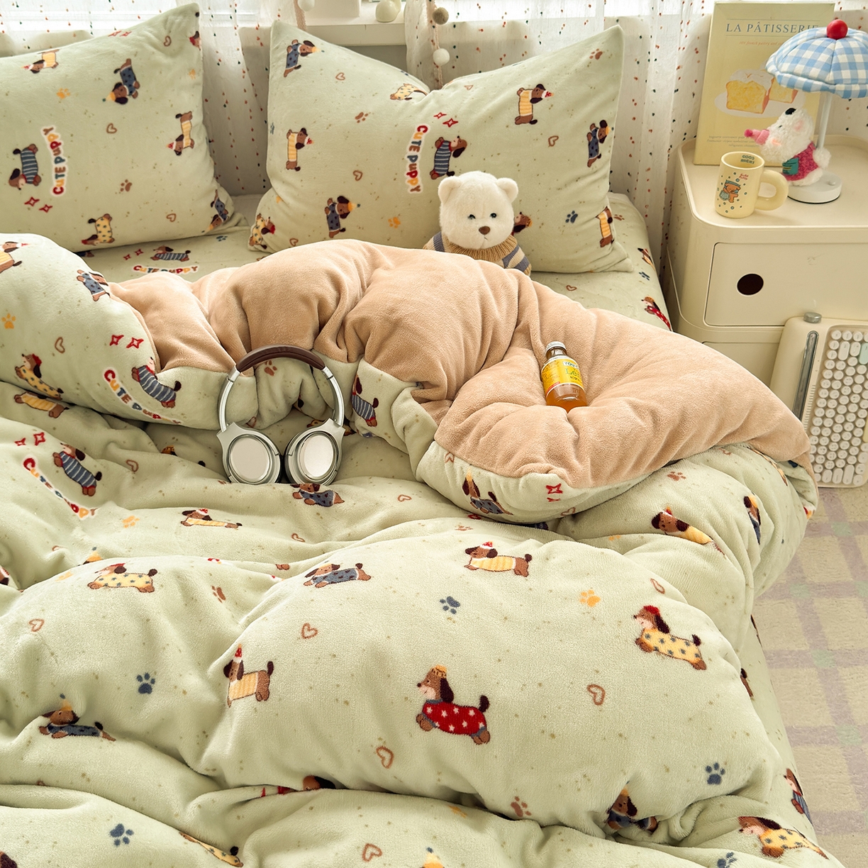 91家纺网 家纺一手货源 找家纺 沐芷 2025加厚A类牛奶绒被套被罩高克重加厚珊瑚绒四件套卡通简约加绒单被套 【绒】绿色腊肠狗