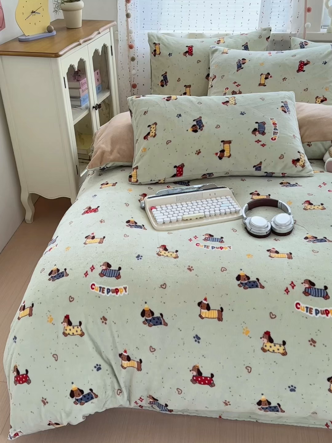 91家纺网 家纺一手货源 找家纺 沐芷 2025加厚A类牛奶绒被套被罩高克重加厚珊瑚绒四件套卡通简约加绒单被套 【绒】绿色腊肠狗