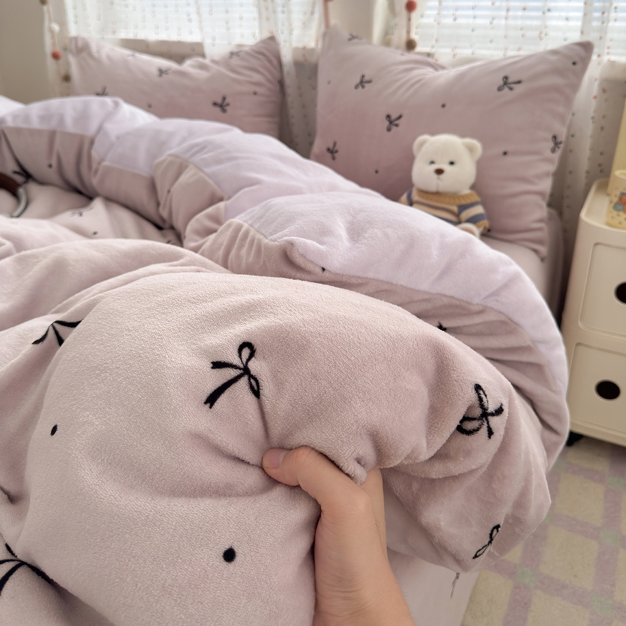 91家纺网 家纺一手货源 找家纺 沐芷 2025加厚A类牛奶绒被套被罩高克重加厚珊瑚绒四件套卡通简约加绒单被套 【绒】小蝴蝶结紫