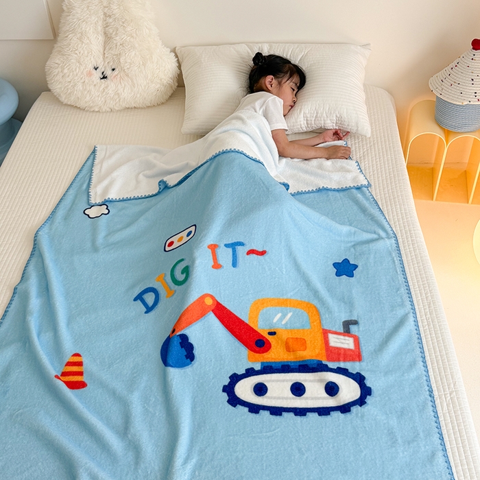 91家纺网 家纺一手货源 找家纺 嗨生活 2025新款牛奶绒毛毯儿童毛毯幼儿园休闲沙发毯床单推车毯毛毯毯子 可爱挖掘