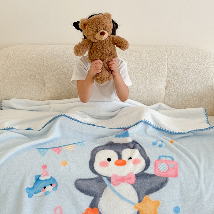 91家纺网 家纺一手货源 找家纺 嗨生活 2025新款牛奶绒毛毯儿童毛毯幼儿园休闲沙发毯床单推车毯毛毯毯子 企鹅宝宝