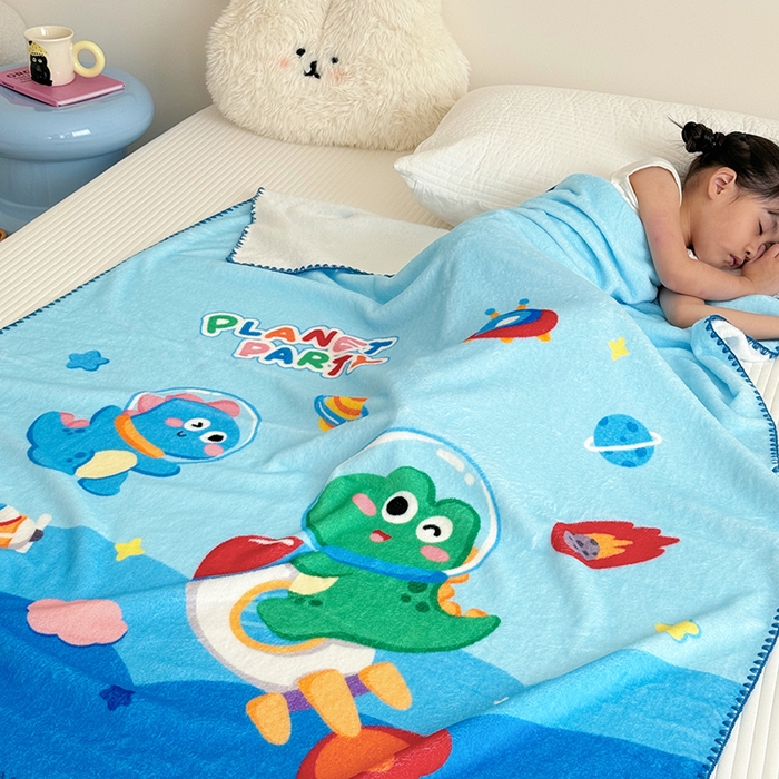 91家纺网 家纺一手货源 找家纺 嗨生活 2025新款牛奶绒毛毯儿童毛毯幼儿园休闲沙发毯床单推车毯毛毯毯子 恐龙派对