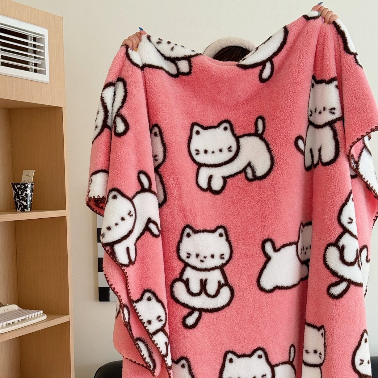 91家纺网 家纺一手货源 找家纺 顾里家纺 2025新款韩系卡通云朵绒盖毯 乖乖猫