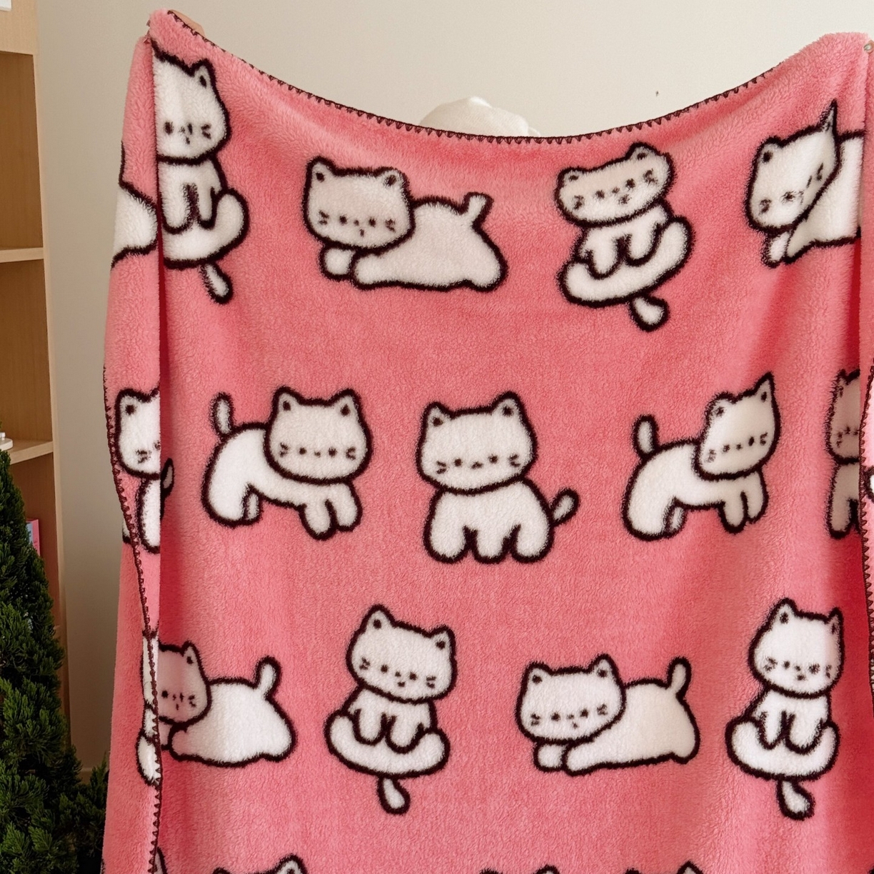 91家纺网 家纺一手货源 找家纺 顾里家纺 2025新款韩系卡通云朵绒盖毯 乖乖猫