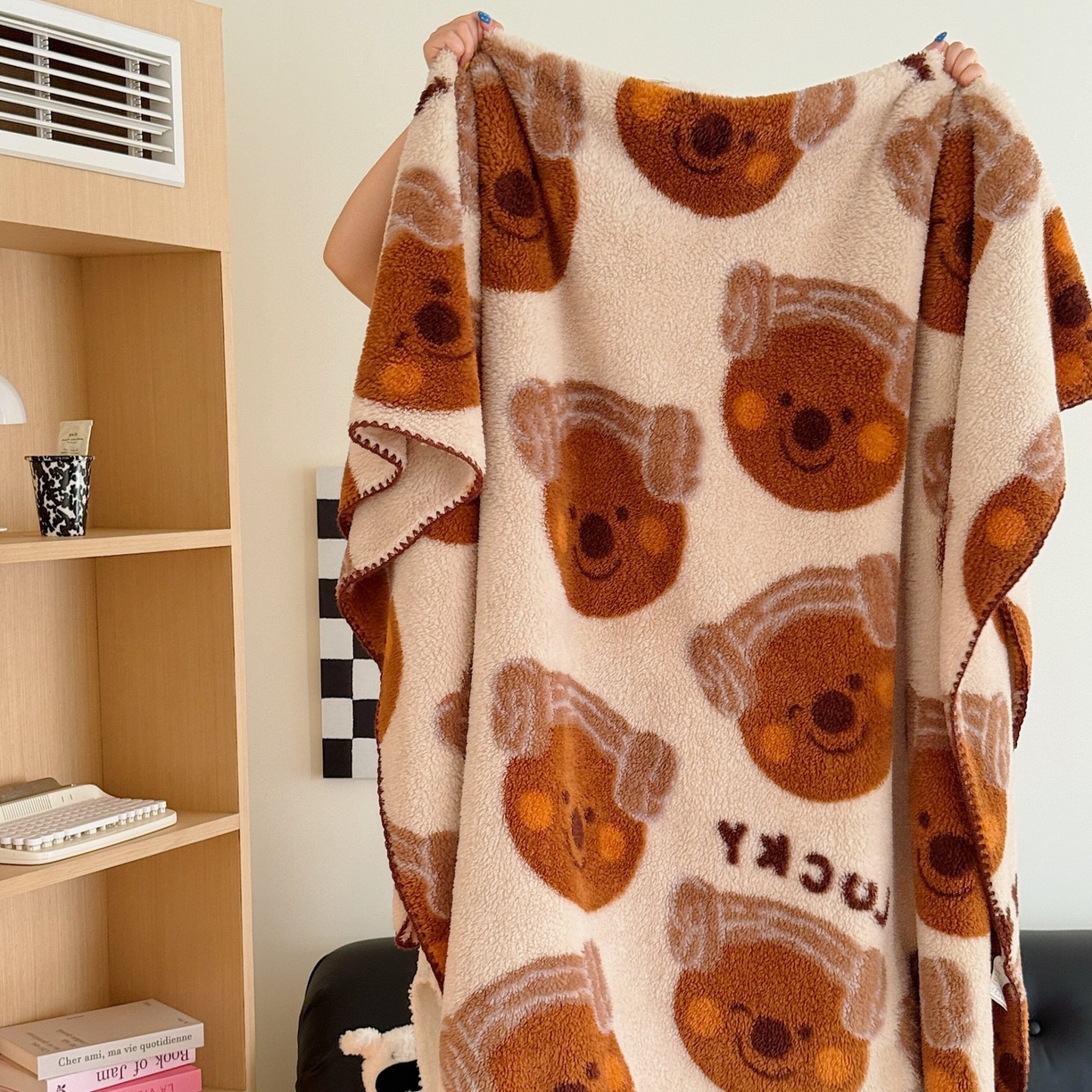 91家纺网 家纺一手货源 找家纺 顾里家纺 2025新款韩系卡通云朵绒盖毯 幸运幼熊