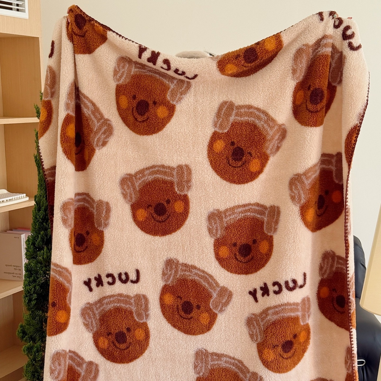 91家纺网 家纺一手货源 找家纺 顾里家纺 2025新款韩系卡通云朵绒盖毯 幸运幼熊