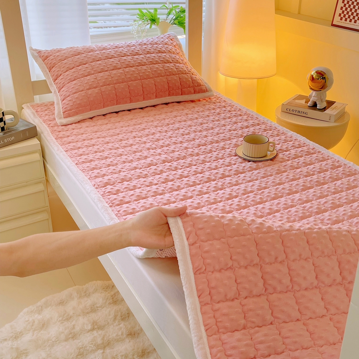 91家纺网 家纺一手货源 找家纺 （总）金鑫汇家纺 2025秋冬纯色豆豆绒床褥垫系列-学生床