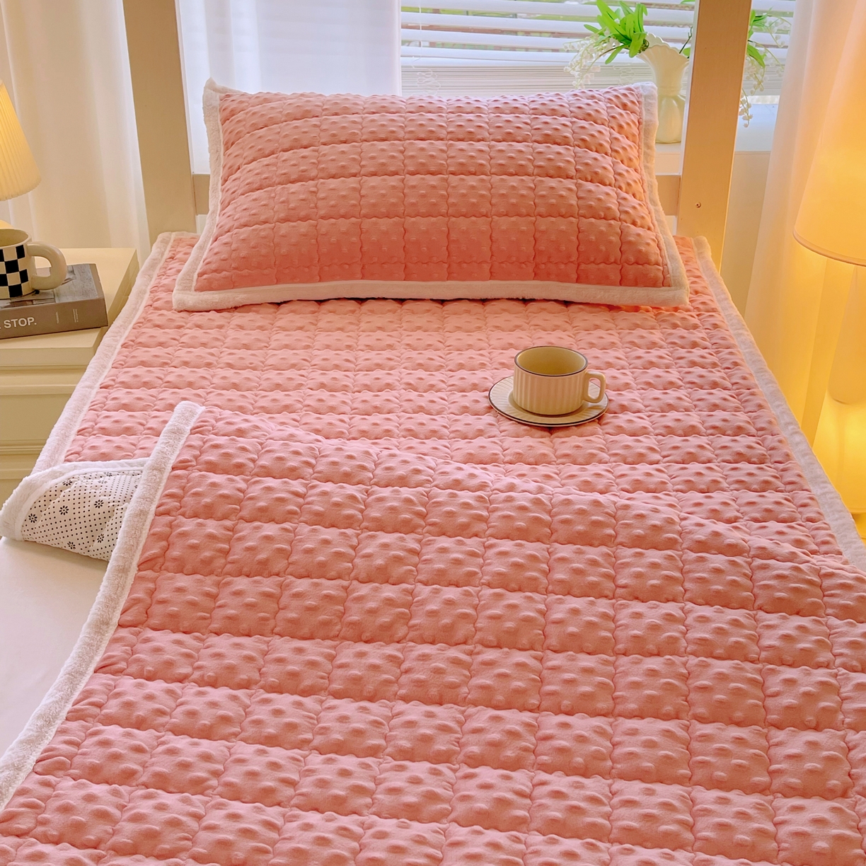 91家纺网 家纺一手货源 找家纺 （总）金鑫汇家纺 2025秋冬纯色豆豆绒床褥垫系列-学生床