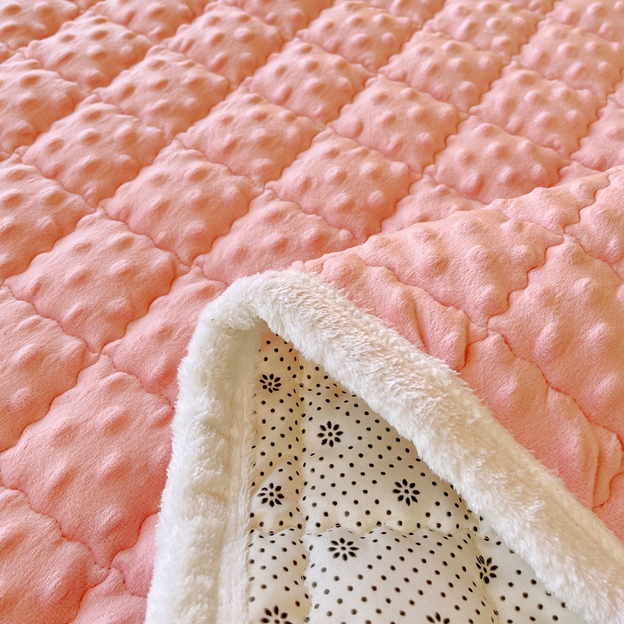 91家纺网 家纺一手货源 找家纺 （总）金鑫汇家纺 2025秋冬纯色豆豆绒床褥垫系列-学生床