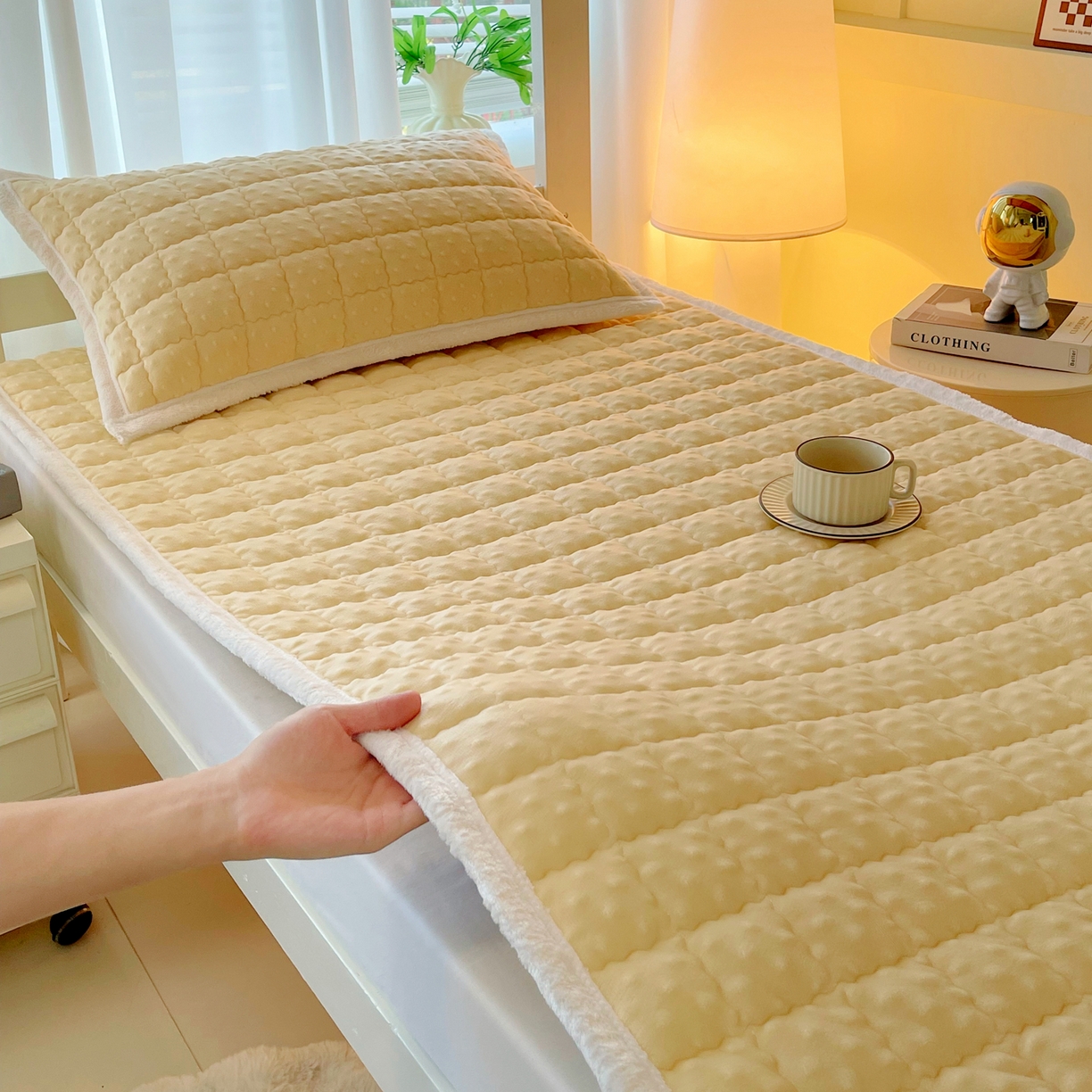 91家纺网 家纺一手货源 找家纺 （总）金鑫汇家纺 2025秋冬纯色豆豆绒床褥垫系列-学生床