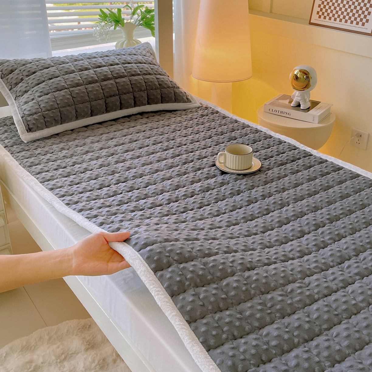 91家纺网 家纺一手货源 找家纺 （总）金鑫汇家纺 2025秋冬纯色豆豆绒床褥垫系列-学生床