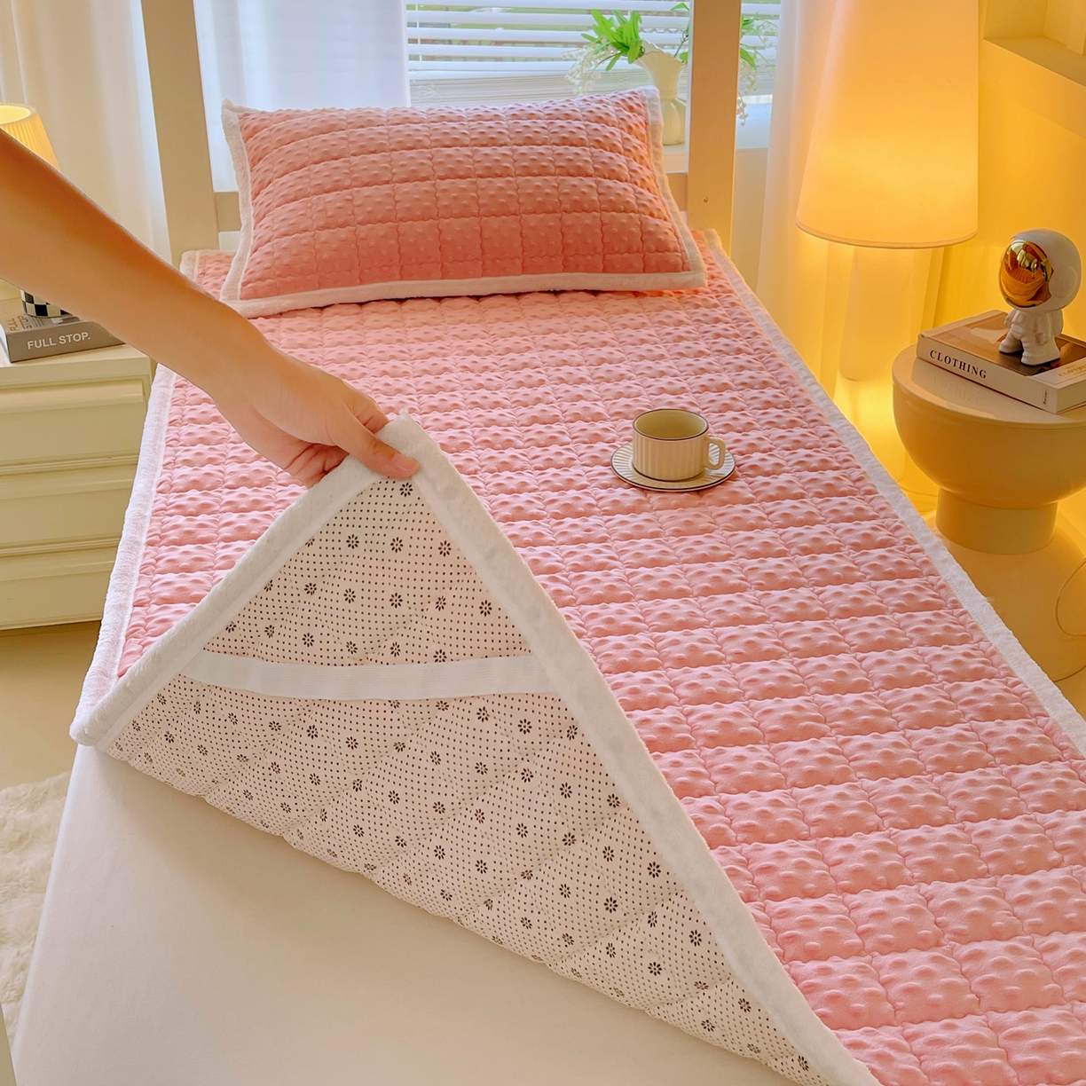 91家纺网 家纺一手货源 找家纺 金鑫汇家纺 2025秋冬纯色豆豆绒床褥垫系列-学生床 学生床豆豆绒床褥垫粉色