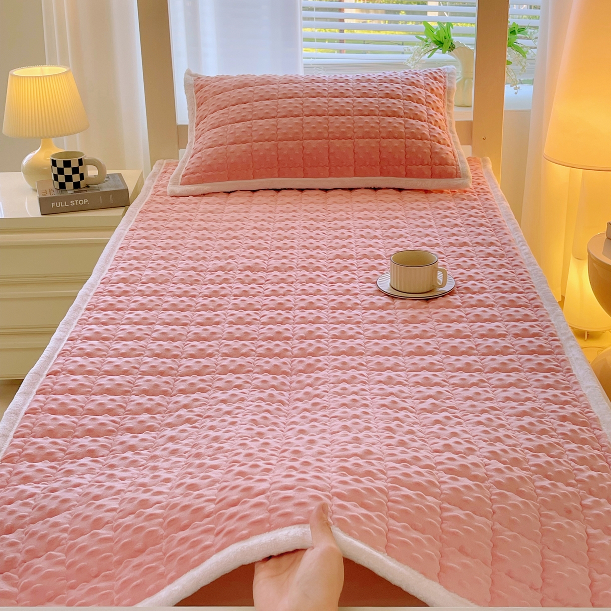91家纺网 家纺一手货源 找家纺 金鑫汇家纺 2025秋冬纯色豆豆绒床褥垫系列-学生床 学生床豆豆绒床褥垫粉色