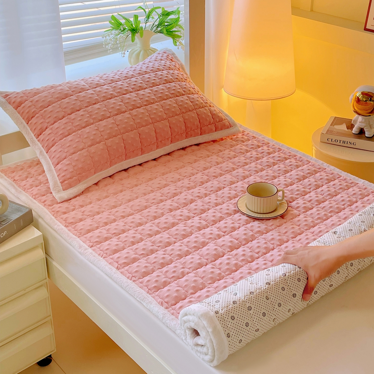 91家纺网 家纺一手货源 找家纺 金鑫汇家纺 2025秋冬纯色豆豆绒床褥垫系列-学生床 学生床豆豆绒床褥垫粉色