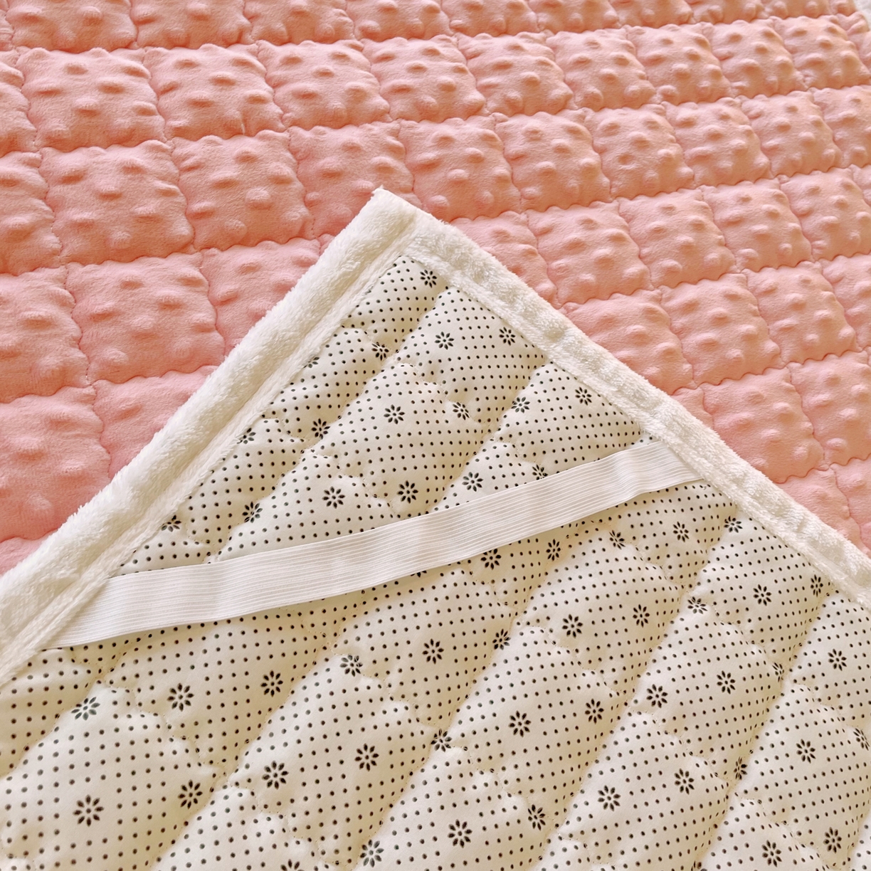 91家纺网 家纺一手货源 找家纺 金鑫汇家纺 2025秋冬纯色豆豆绒床褥垫系列-学生床 学生床豆豆绒床褥垫粉色