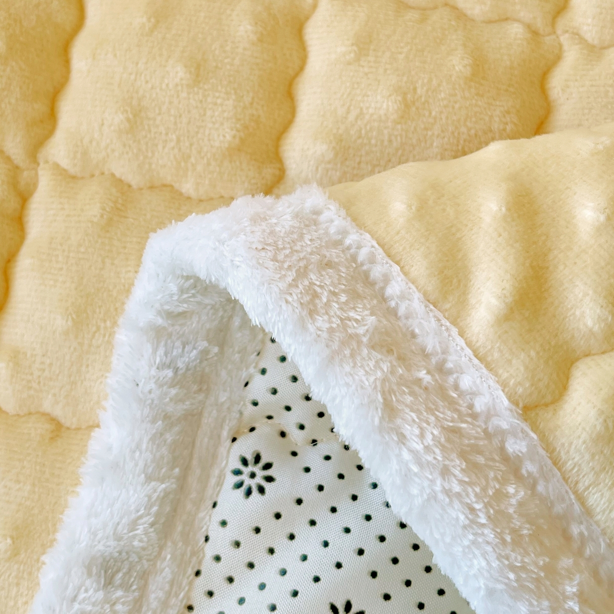 91家纺网 家纺一手货源 找家纺 金鑫汇家纺 2025秋冬纯色豆豆绒床褥垫系列-学生床 学生床豆豆绒床褥垫黄色