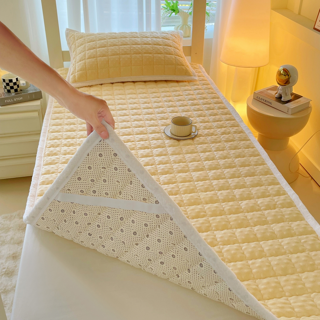 91家纺网 家纺一手货源 找家纺 金鑫汇家纺 2025秋冬纯色豆豆绒床褥垫系列-学生床 学生床豆豆绒床褥垫黄色