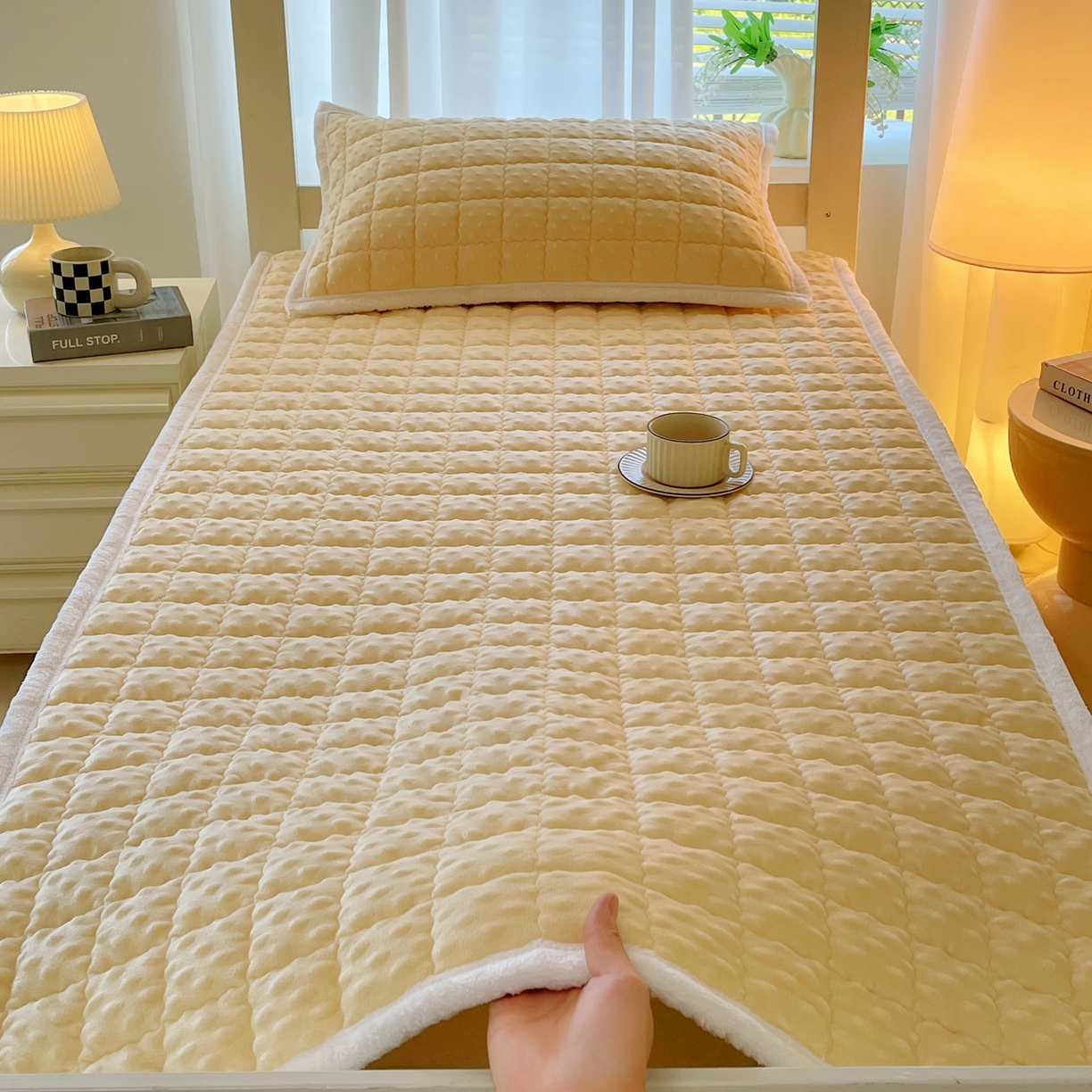91家纺网 家纺一手货源 找家纺 金鑫汇家纺 2025秋冬纯色豆豆绒床褥垫系列-学生床 学生床豆豆绒床褥垫黄色