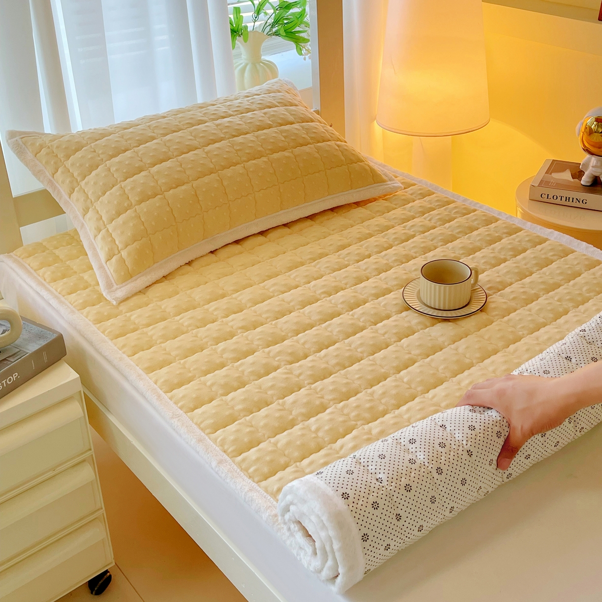 91家纺网 家纺一手货源 找家纺 金鑫汇家纺 2025秋冬纯色豆豆绒床褥垫系列-学生床 学生床豆豆绒床褥垫黄色