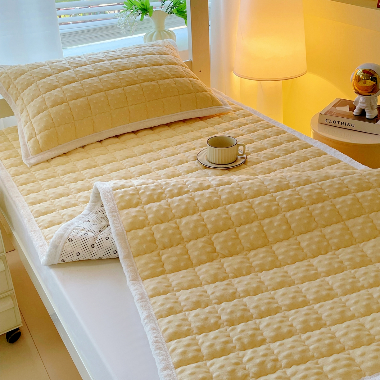 91家纺网 家纺一手货源 找家纺 金鑫汇家纺 2025秋冬纯色豆豆绒床褥垫系列-学生床 学生床豆豆绒床褥垫黄色