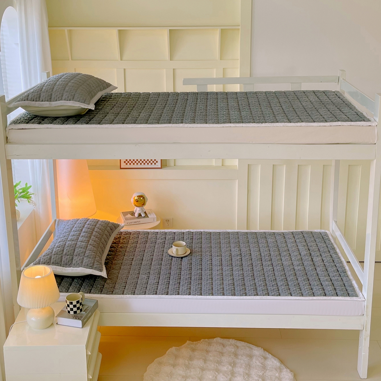 91家纺网 家纺一手货源 找家纺 金鑫汇家纺 2025秋冬纯色豆豆绒床褥垫系列-学生床 学生床豆豆绒床褥垫灰色